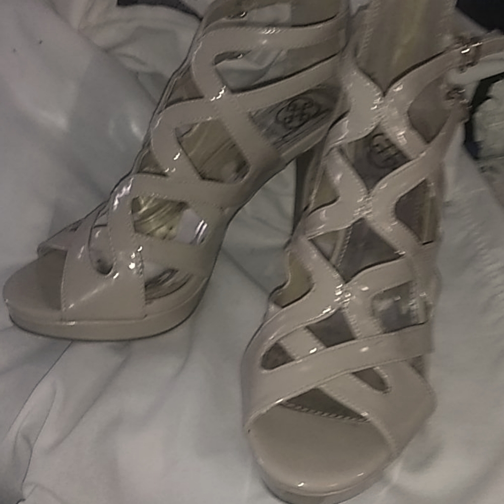 Daisy Fuentes high heels size 10M cream colored